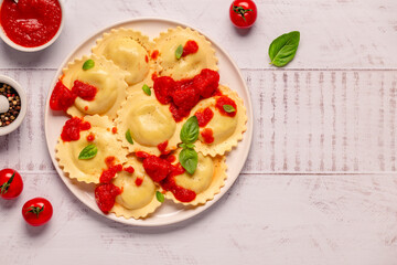 Ravioli with tomato sauce and basil - 789507468