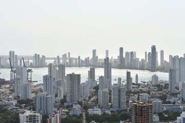 Fototapeta na wymiar Bahía de Cartagena, rodeada por edificios, paisaje urbano.
