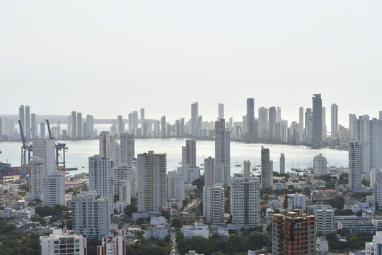 Bah&iacute;a de Cartagena, rodeada por edificios, paisaje urbano.