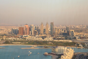 Obraz premium A city with a body of water