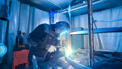 welder in the production of metal structures