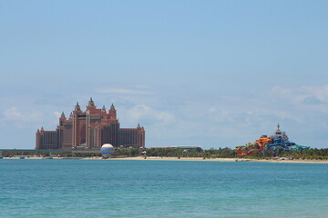 Naklejka premium A large building with a ferris wheel in the background
