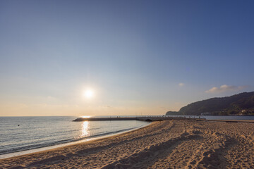 山口県周防大島にある片添ヶ浜の美しい砂浜と朝日
