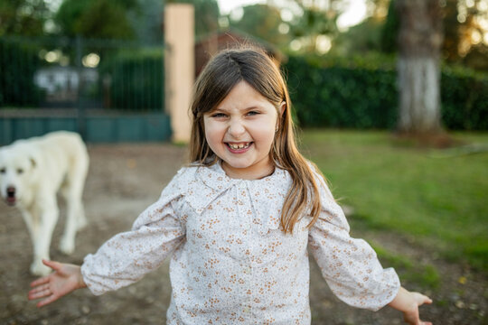 ni&ntilde;a jugando en el jard&iacute;n de casa al atardecer