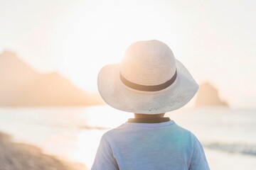 enfant de dos avec un chapeau de soleil, ambiance vacances