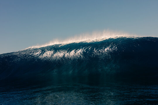 An immense wave ascends upon itself in the heart of the Atlantic Ocean