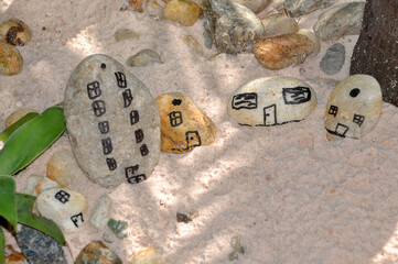 pintura infantil casa em pedras na areia criatividade 