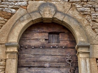 Fototapeta na wymiar Architecture d'une ancienne porte.