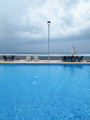 La piscina espera a los turistas