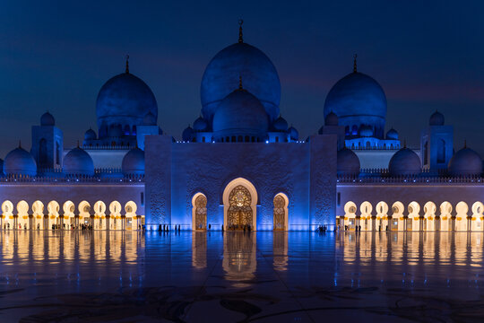 Sheikh Zayed Grand Mosque at night, Abu Dhabi, United Arab Emirates