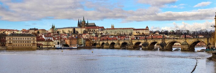 Panorama Pragi. Most Karola w Pradze - Karlův most
Praga, Katedra św. Wita ( Katedrála Sv. Víta )
Zamek na Hradczanach - Pražský hrad