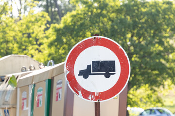 Verkehrszeichen verbietet die Durchfahrt für LKW