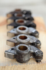 The structure of the old original rocker arms of the intake valves is made of aluminum alloy.