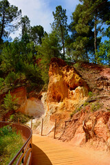 Naklejka premium piekny kanion ochrowy z drewnianą ścieżką w Prowansji, Francja, beautiful ocher canyon in Provence, Le Sentier des Ocres, ocher trail in Roussillon, Vaucluse, Provence, France