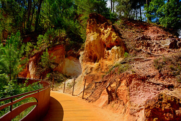 Naklejka premium piekny kanion ochrowy z drewnianą ścieżką w Prowansji, Francja, beautiful ocher canyon in Provence, Le Sentier des Ocres, ocher trail in Roussillon, Vaucluse, Provence, France
