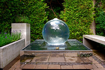 fonatanna ogrodowa szklana kula, szklana kula z wodą, garden fountain glass ball, garden fountain ball, Decorative fountains for the garden. glass ball from which water flows	
