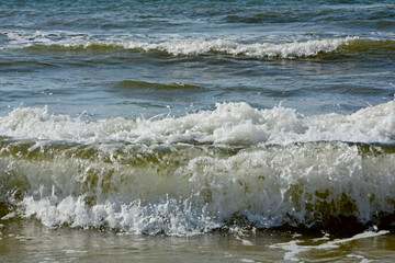 spienione morskie fale, foaming sea waves	
