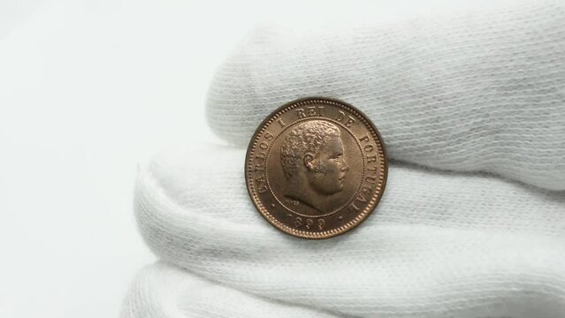 obverse and reverse of a Portuguese bronze 5 r&eacute;is coin from the reign of Carlos I dated 1899