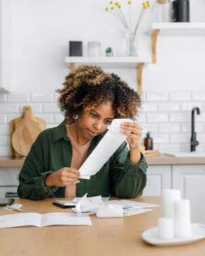 Person counts the receipts.