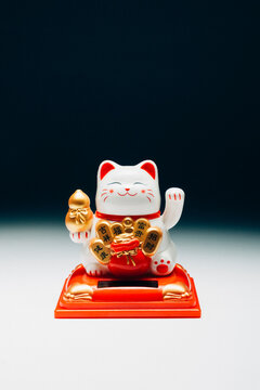 White maneki-neko  figurine