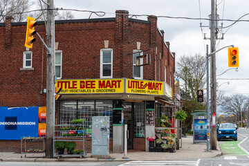 Fototapeta premium general view of Little Bee Mart, a convenience store, located at 545 Annette Street in Toronto, Canada
