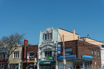 Fototapeta premium general view of businesses and shops along Mount Pleasant Road in Toronto, Canada (includes LabMotus Health & Performance Clinic)