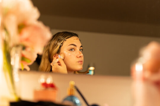 woman applying contouring makeup 