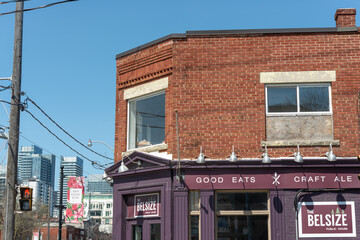 Fototapeta premium exterior of The Belsize Public House, a restaurant, located at 535 Mount Pleasant Road in Toronto, Canada