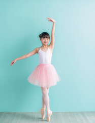 Naklejka premium バレエを踊る女の子