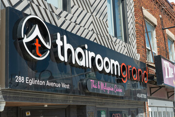 Obraz premium exterior building facade and sign of thairoomgrand Midtown, a restaurant, located at 288 Eglinton Avenue West in Toronto, Canada