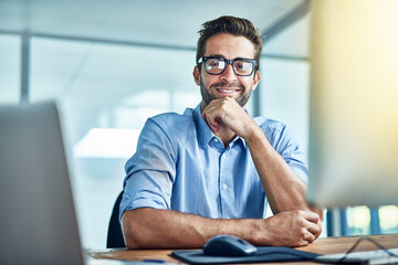 Obraz premium Portrait, thinking and smile of business man in office, company or employee at job in Canada. Face, idea and confident professional in glasses, entrepreneur and agent working on computer at desk