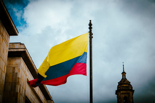 Bandera de Colombia con fonde de iglesia