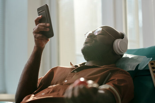 Blood Donor Using Internet During Procedure