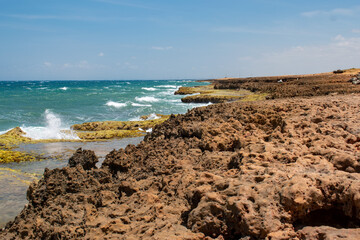 un lu llamado  en la alta Guajira llamado playa arco iris, acantilado donde rompe la ola con...
