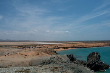 una montaña rocosa llamada pilon de azucar, al norte del cabo de la vela, en colombia, lugar hermoso desde donde se tiene un vsita espectacular de los alrededores