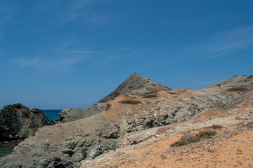 una montaña rocosa llamada pilon de azucar, al norte del cabo de la vela, en colombia, lugar hermoso desde donde se tiene un vsita espectacular de los alrededores