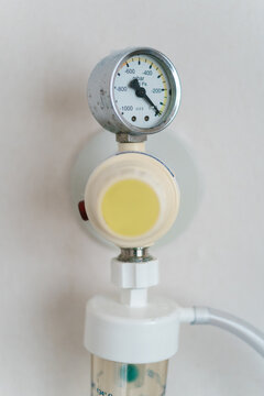 Modern vacuum regulator with pressure gauge