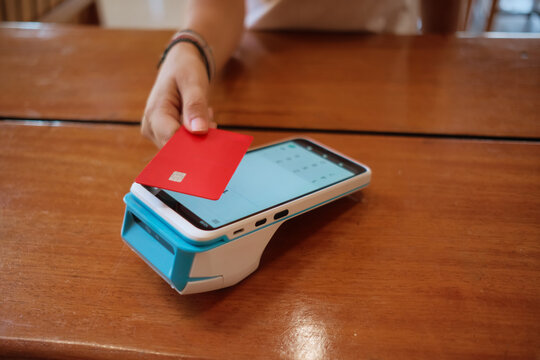 using a pos terminal to pay with credit card 