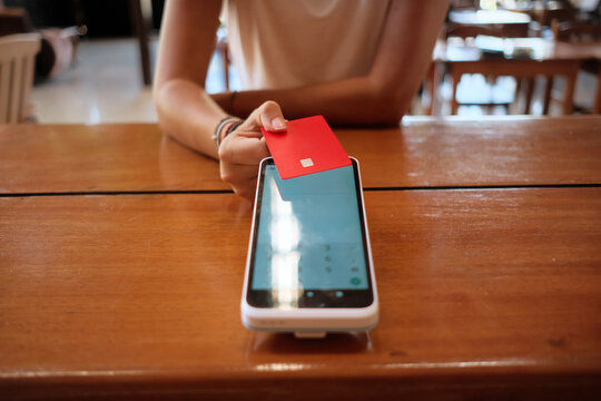 using a pos terminal to pay with credit card 