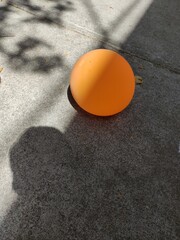 orange color balloon on the city street,Globo de color naranja en la calle de la ciudad
