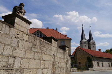 Mauer und Stephanikirche in Osterwieck in Sachsen-Anhalt