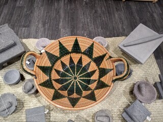 Cazuela de barro, con flor y sol en contorno negro, hecha por artesanos mexicanos