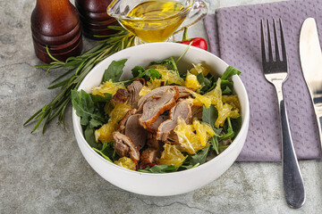 Salad with roasted duck and orange