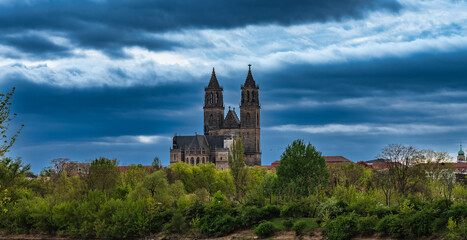 Obraz premium Magdeburger Dom mit Wolkenhimmel