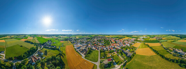 Ausblick auf Bissingen im Kesseltal in Nordschwaben an einem sonnigen Sommerabend, 360 Grad...