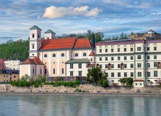 Fototapeta na wymiar Blick auf Passau, Kirche St. Michael, Innseite, Niederbayern, Bayern, Deutschland
