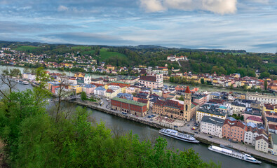 Panoramablick auf die Dreiflüssestadt Passau, mit Dom St. Stephan, Rathaus und Kirche St. Michael,...