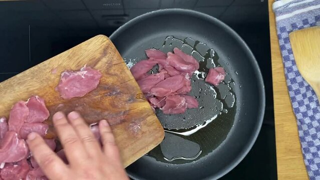 Schweinefleisch in einer Pfanne anbraten