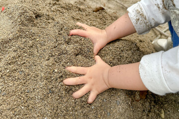 砂場遊びをする子供の手 - obrazy, fototapety, plakaty