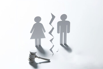 paper man and woman divorce concept on white background